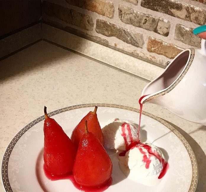 طرز تهیه گلابی ژله ای