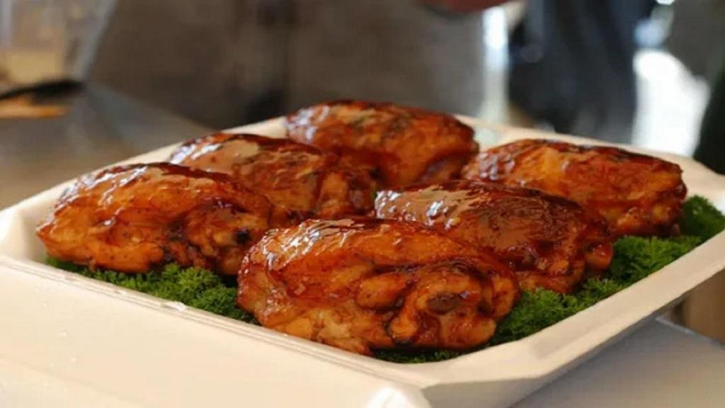 طرز تهیه مرغ دودی ذغالی خوشمزه با سس مایونز و ماست روی گاز