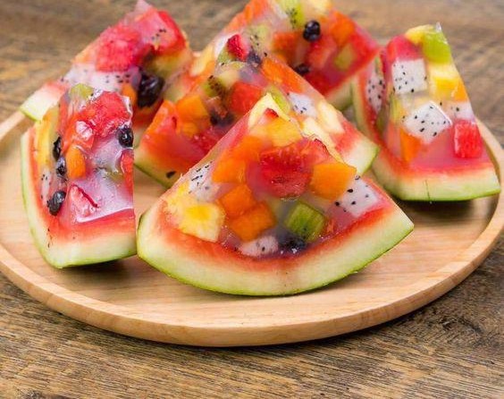 طرز تهیه ژله میوه ای در پوست هندوانه