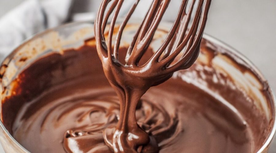 طرز تهیه گاناش روی کیک با شکلات تخته ای و خامه صبحانه حرفه ای و آسان